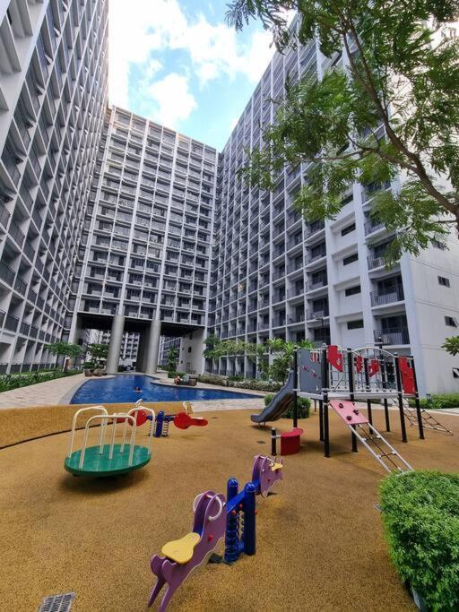 Apartment Cozy With Balcony Pool View Netflix And Wi-fi Near Mall Of Manila