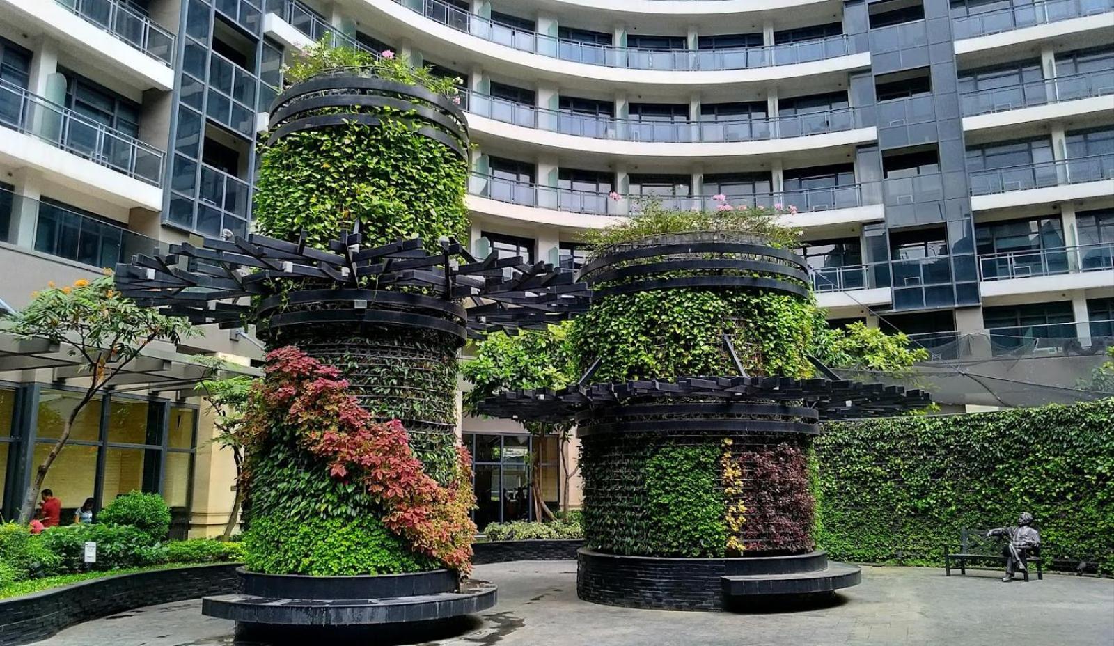 In Makati With Fast Wifi, Free Pool, Netflix And Own Balcony Apartment
