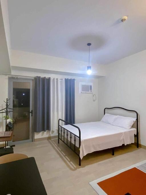 Modern Comforts Sleek In Manhattan Plaza2 Manila