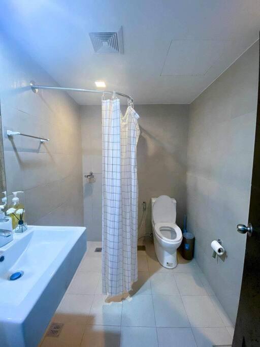 Modern Comforts Sleek In Manhattan Plaza2 Apartment *