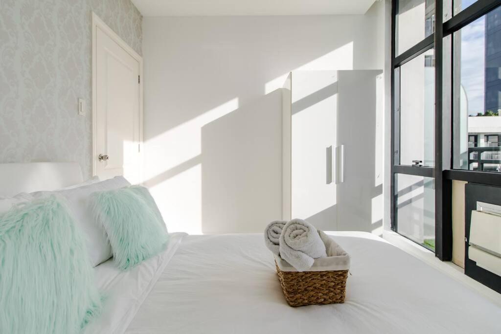 Gramercy French Rustic 2br Penthouse 60th Flr With Awesome View!