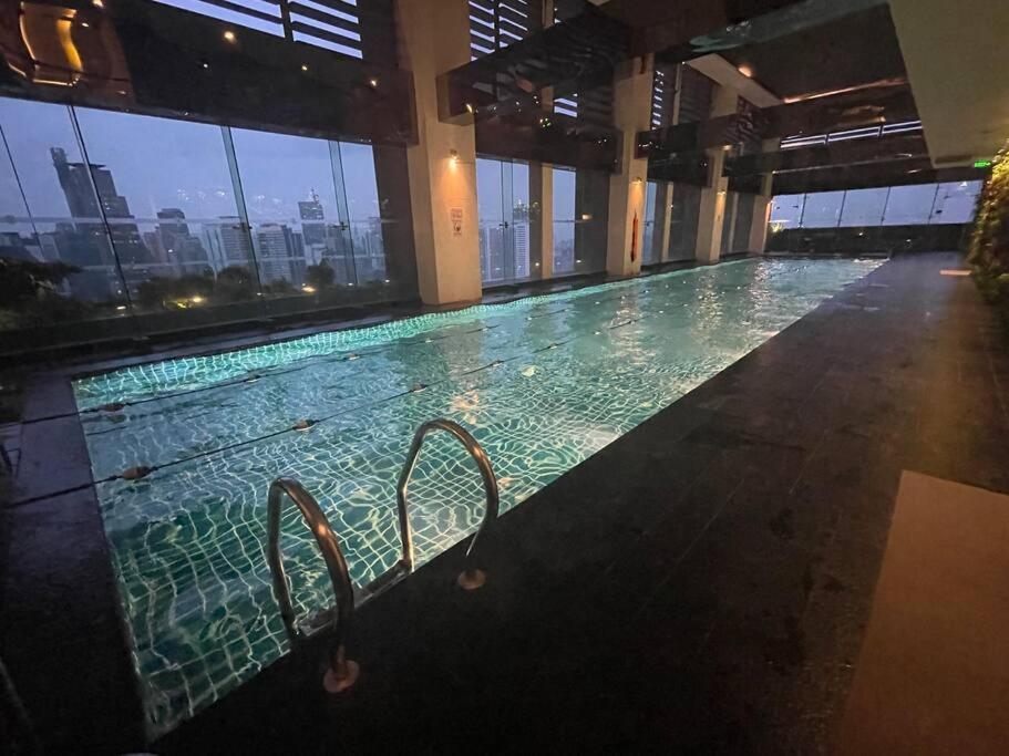 Gramercy French Rustic 2br Penthouse 60th Flr With Awesome View!