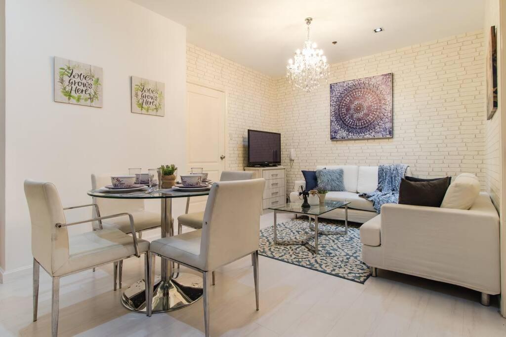 Gramercy French Rustic 2br Penthouse 60th Flr With Awesome View!
