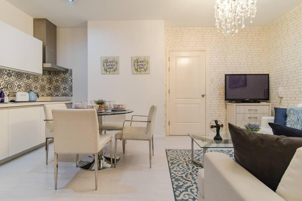 Gramercy French Rustic 2br Penthouse 60th Flr With Awesome View! Apartment *
