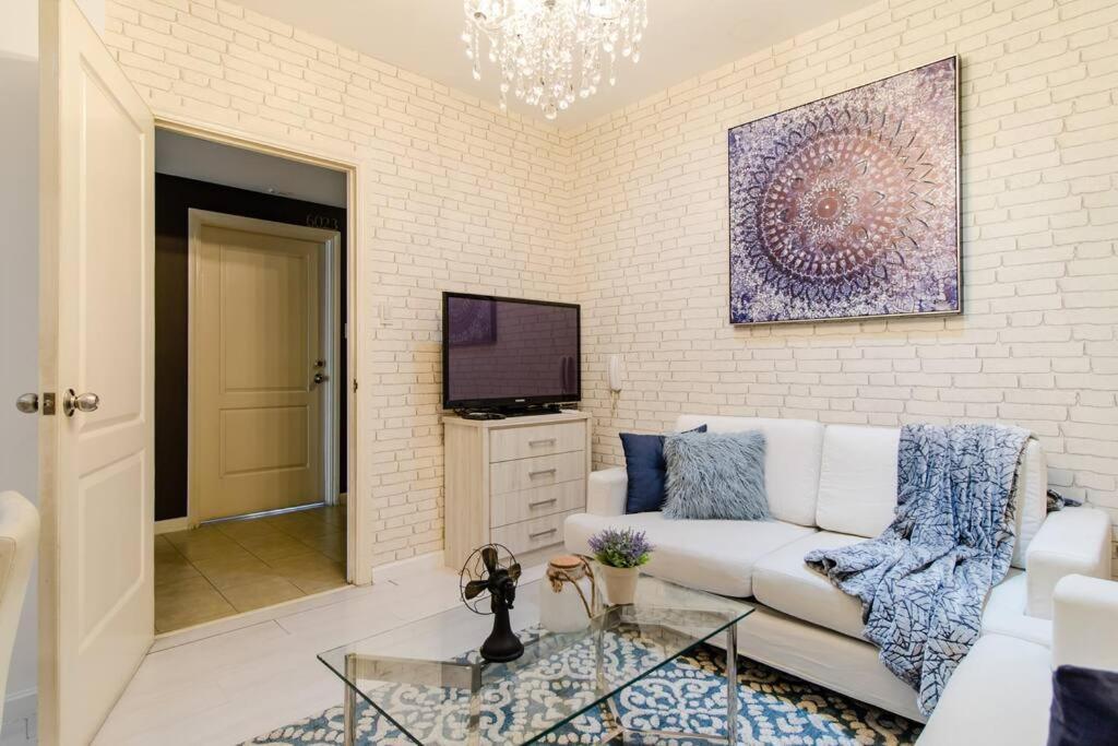 Gramercy French Rustic 2br Penthouse 60th Flr With Awesome View! * Manila