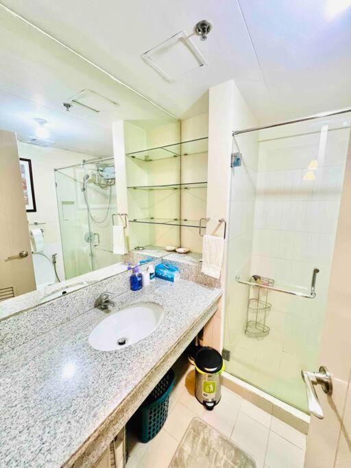 2-bedroom With Balcony In A Setting - H Ivory Apartamento Manila