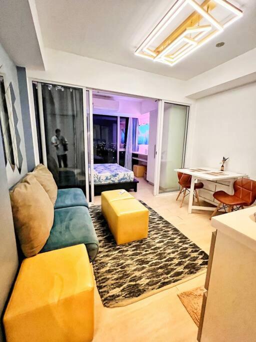 Penthouse Azure Urban Staycation Apartment *