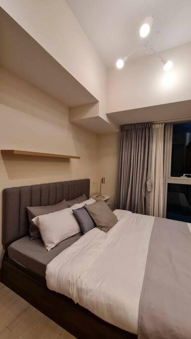 1br King, Modern Balcony, Wi-fi, Netflix, Bgc Apartamento Manila