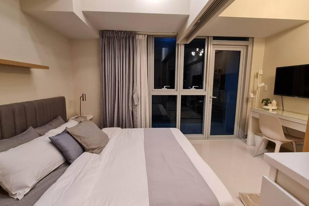 1br King, Modern Balcony, Wi-fi, Netflix, Bgc Apartamento