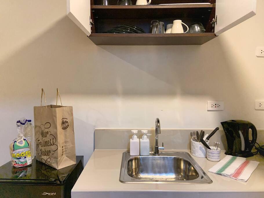Chic Contemporary Haven In Quezon Manila