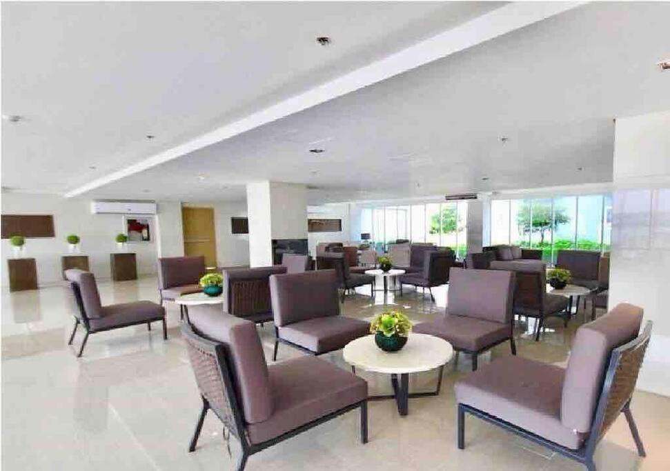 Chic Contemporary Haven In Quezon Apartment *