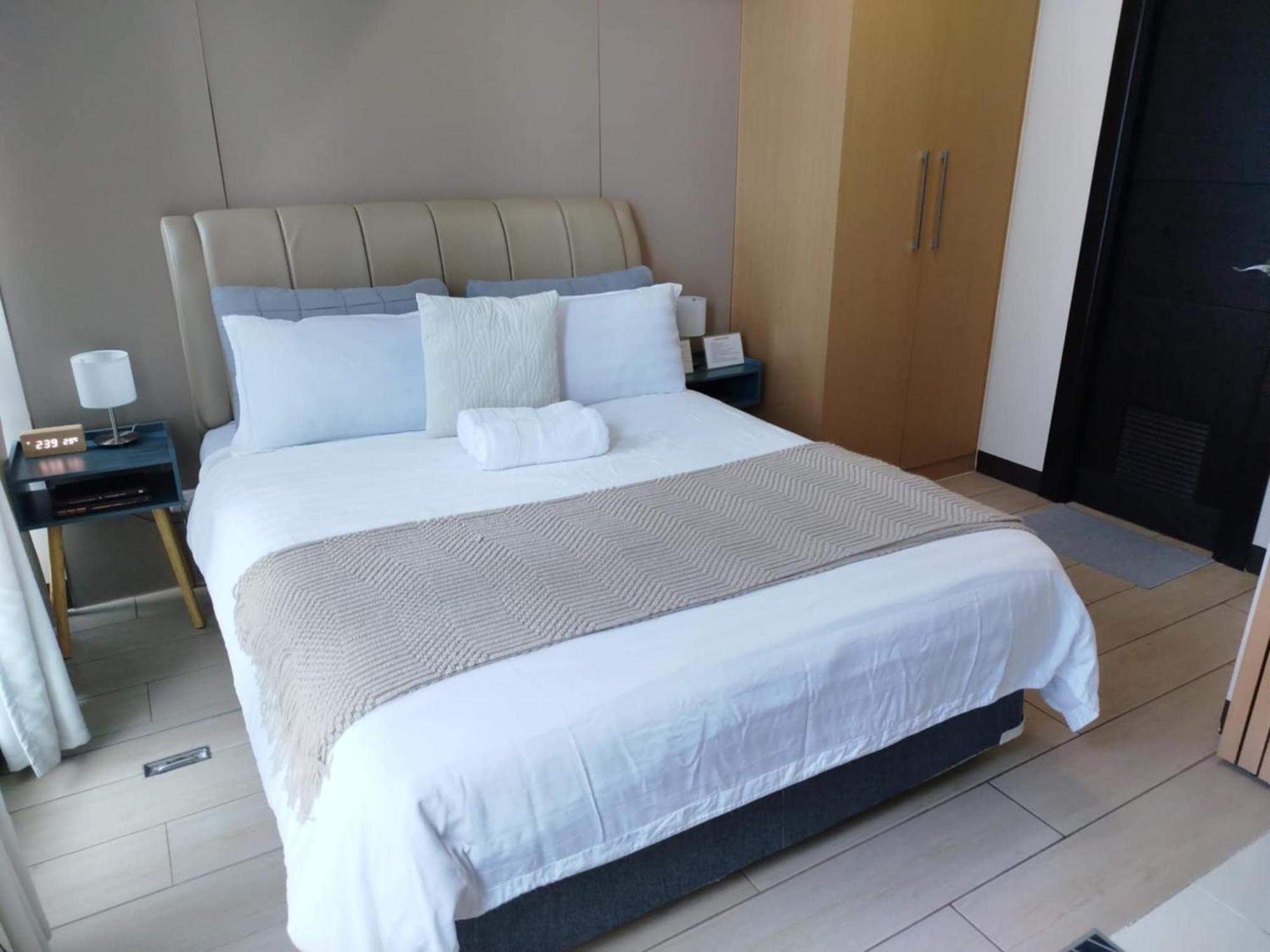 Cozy 1br Uptown Parksuites Tower1 Bgc Manila