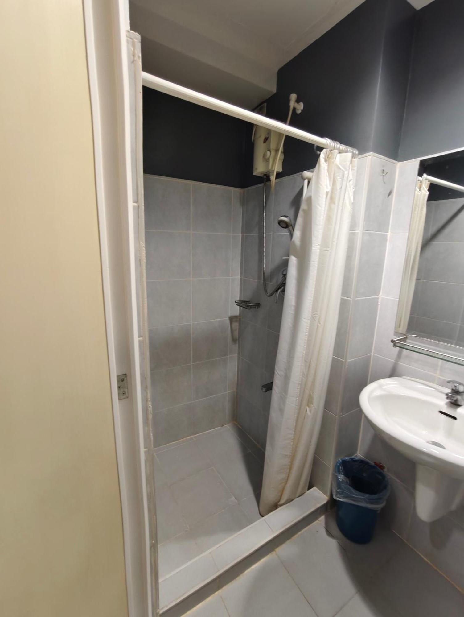 2 Bedrooms Near Mall Of & Airport Apartment