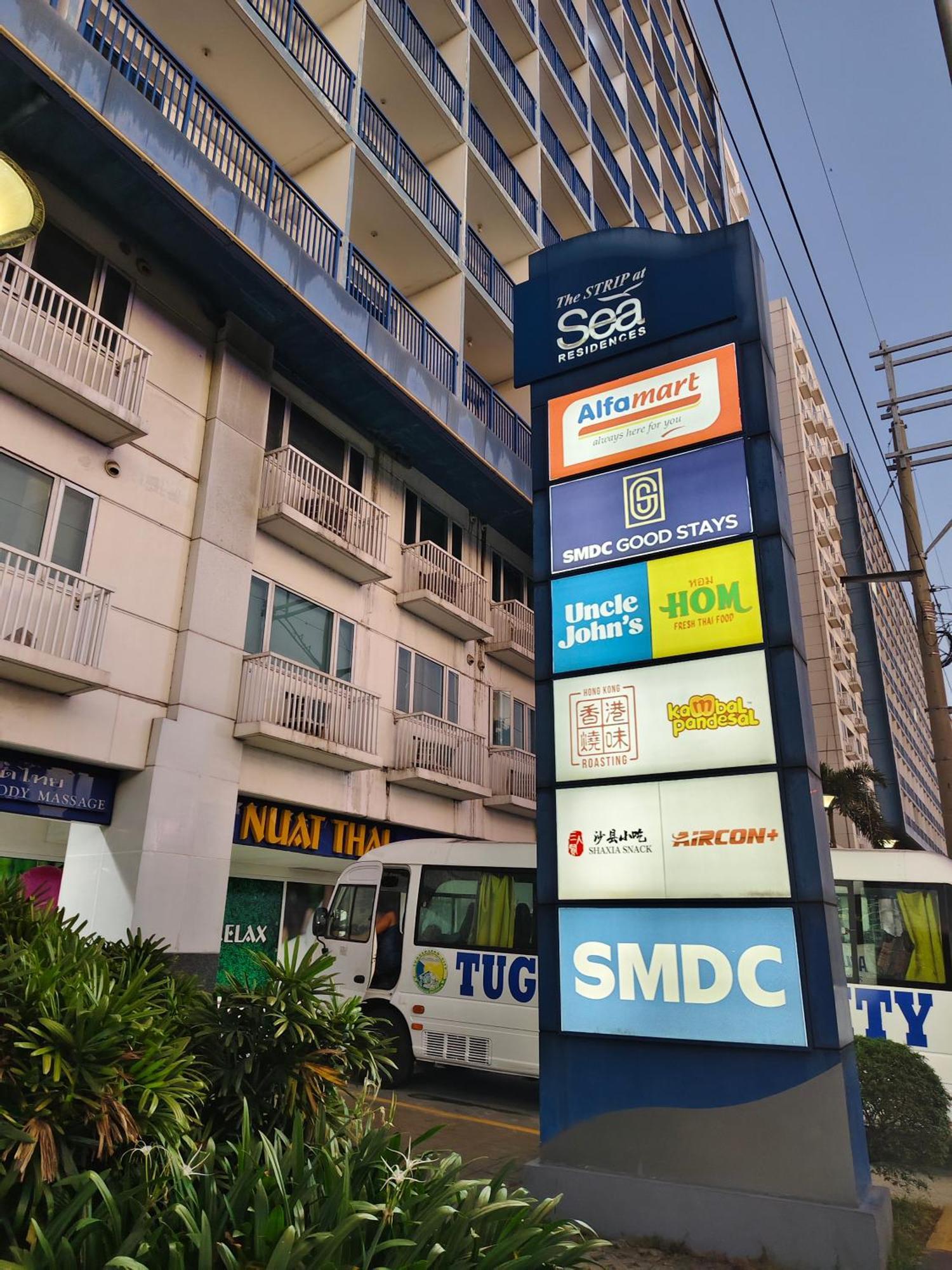 2 Bedrooms Near Mall Of & Airport Manila