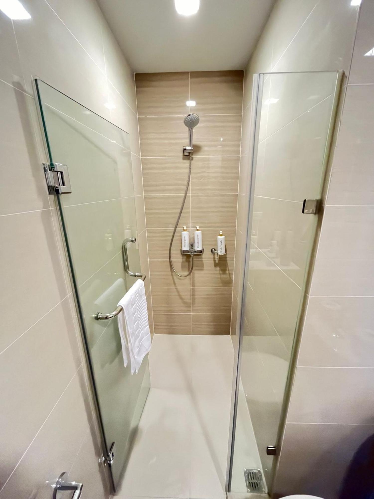 At 81 Newport Boulevard Near Naia With Free Access To Amenities Up To 2 Pax * Manila
