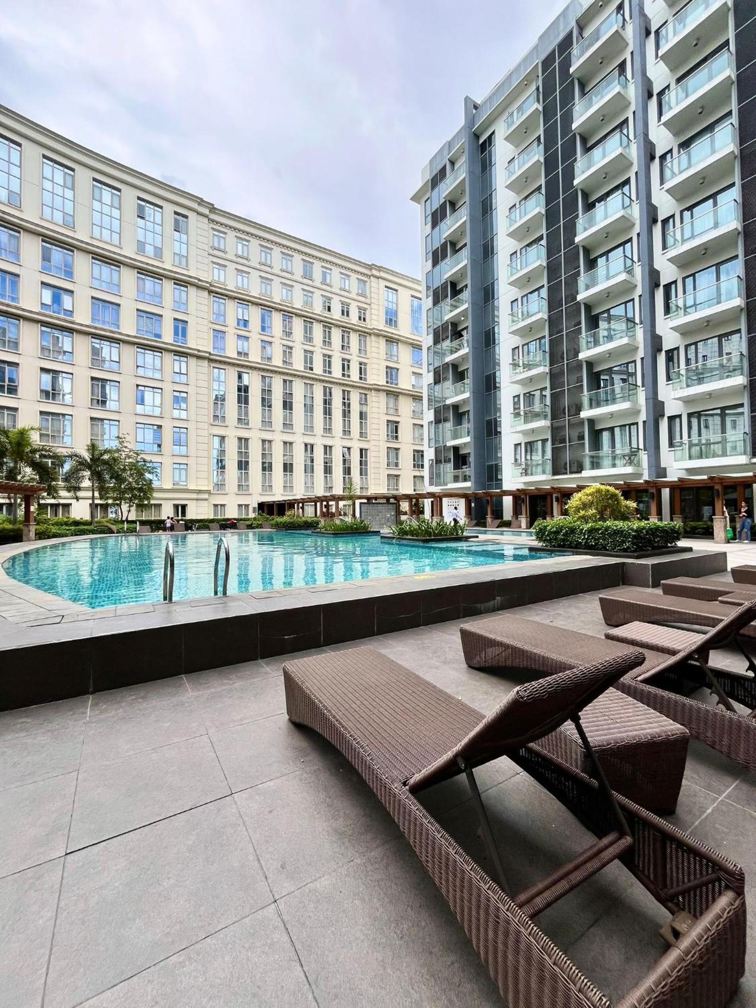 At 81 Newport Boulevard Near Naia With Free Access To Amenities Up To 2 Pax * Manila