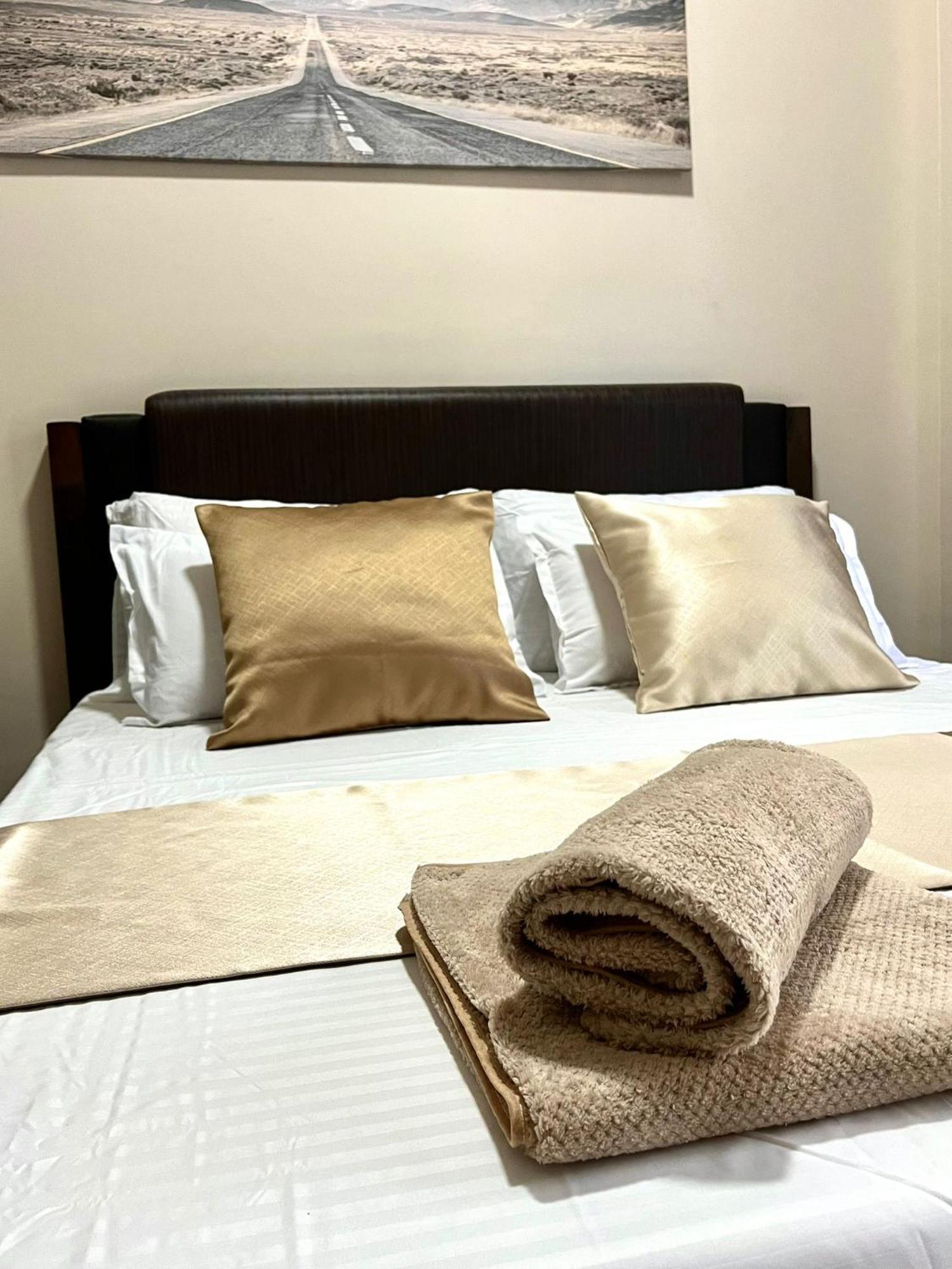 At 81 Newport Boulevard Near Naia With Free Access To Amenities Up To 2 Pax * Manila
