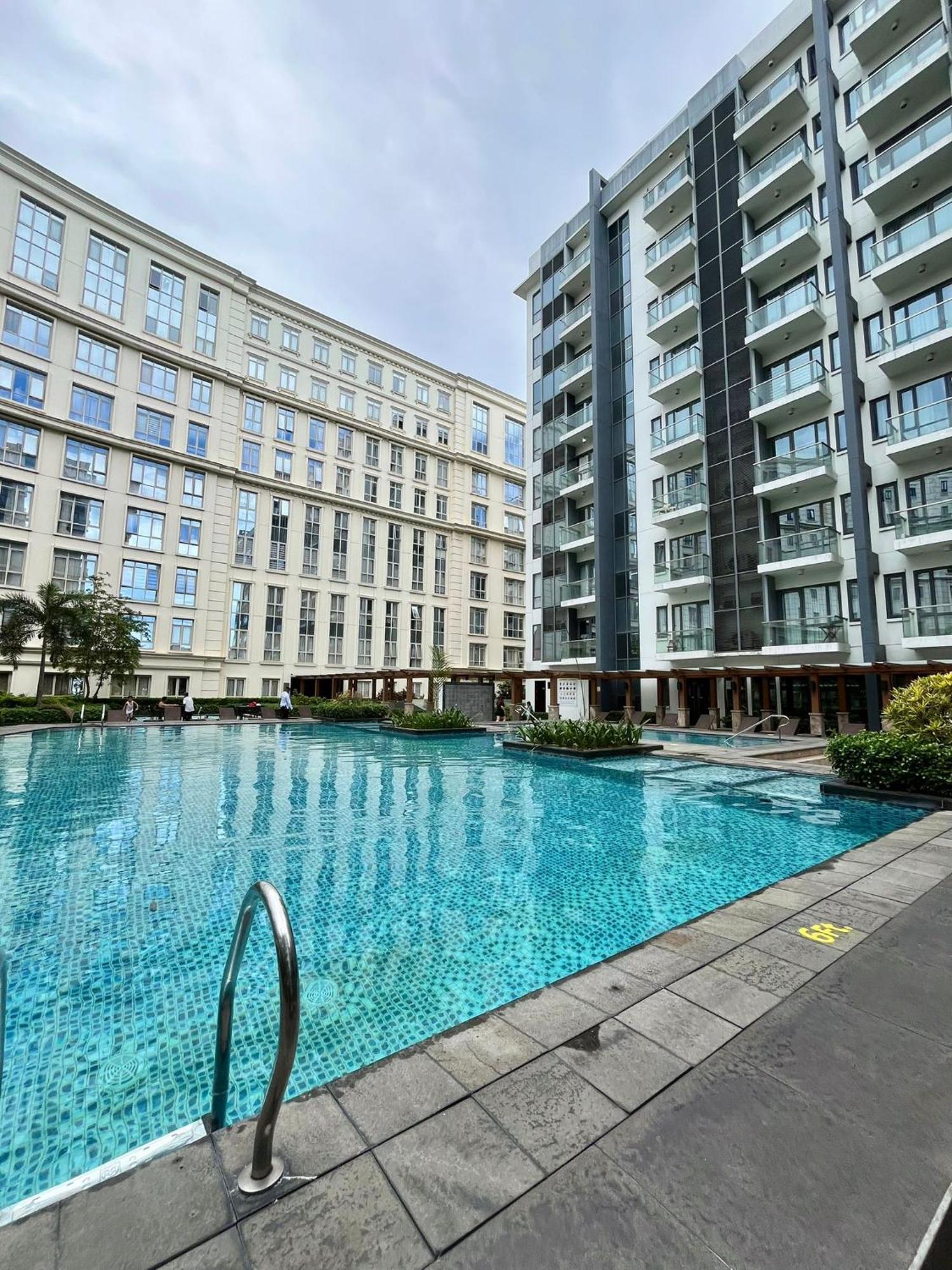 At 81 Newport Boulevard Near Naia With Free Access To Amenities Up To 2 Pax Apartment Manila