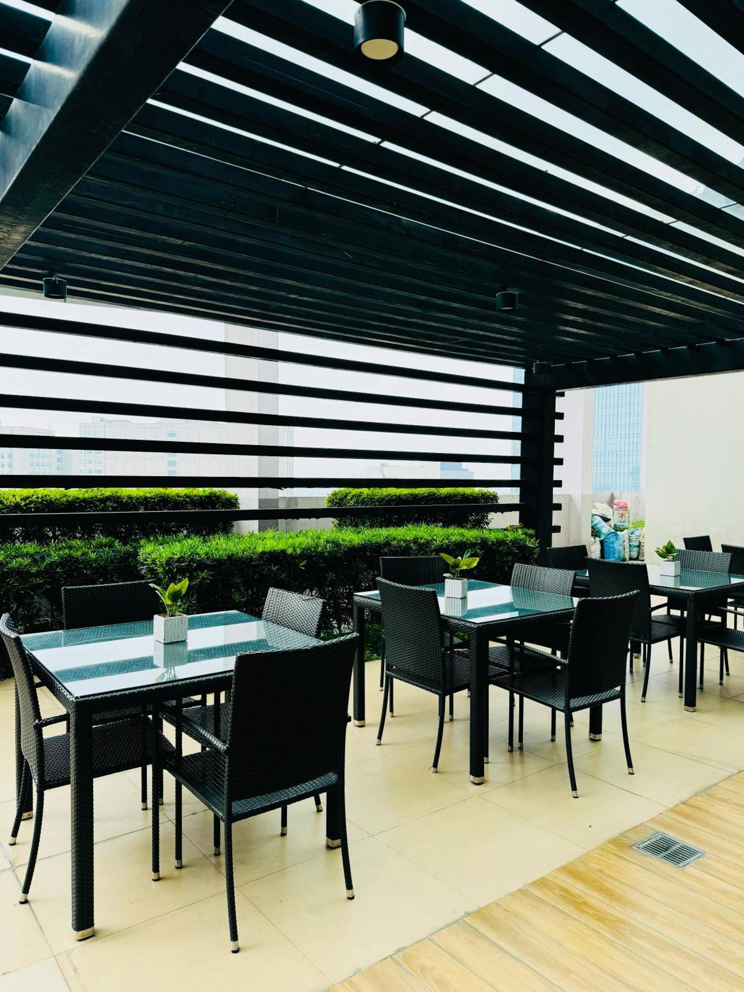 Apartment Vinia Infinity 2 Near Malls With Wifi Netflix And Karaoke Manila