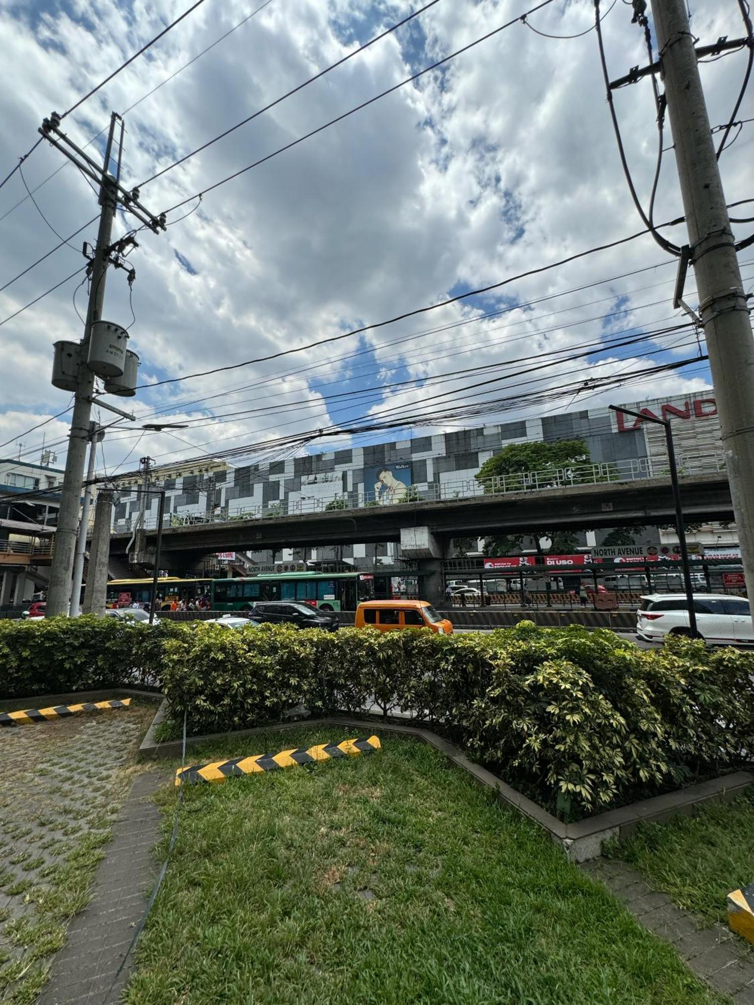 Vinia Infinity 2 Near Malls With Wifi Netflix And Karaoke * Manila