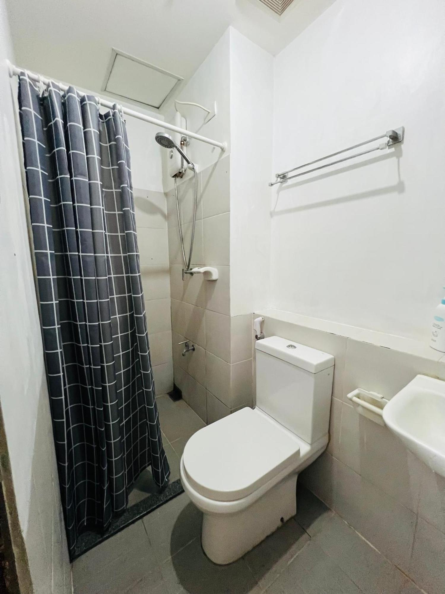 Apartment Vinia Infinity 2 Near Malls With Wifi Netflix And Karaoke Manila