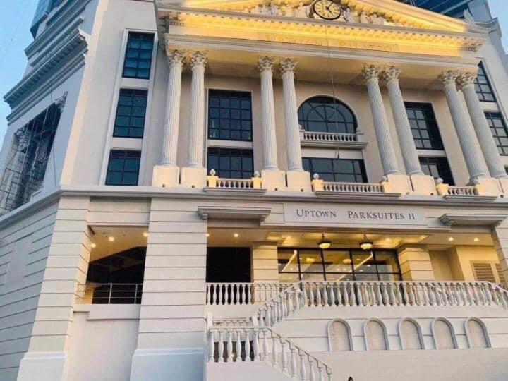 1 Bedroom Uptown Bgc With Balcony *