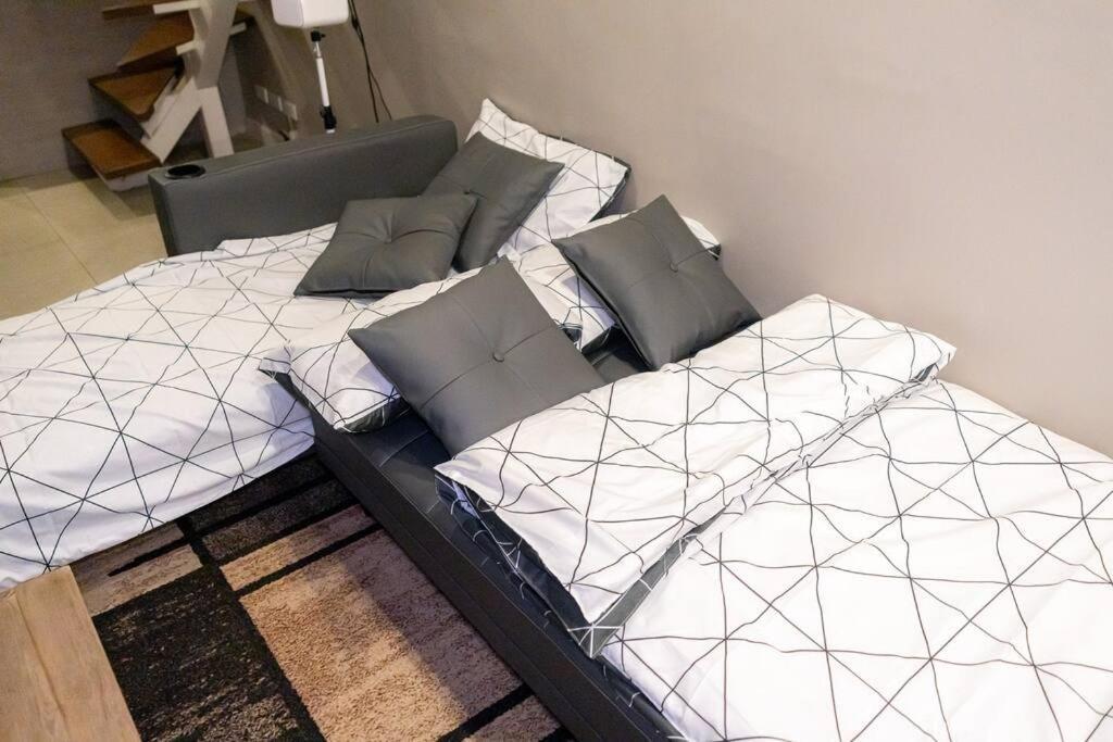 Apartment A2j Luxury Cinema 3br Loft Bgc Near High Street Manila