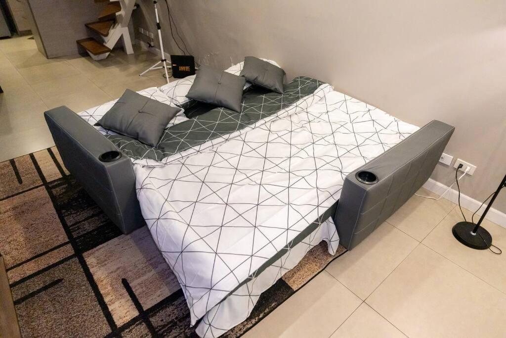 A2j Luxury Cinema 3br Loft Bgc Near High Street Manila