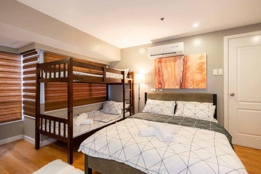 A2j Luxury Cinema 3br Loft Bgc Near High Street Apartment