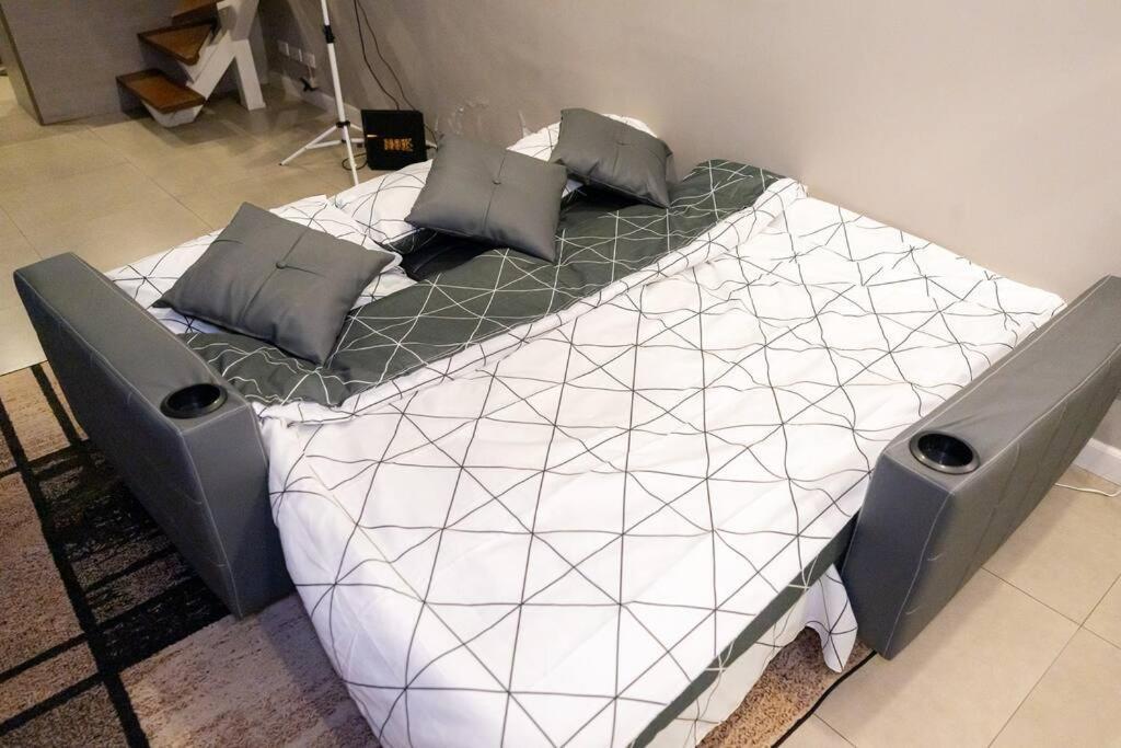 A2j Luxury Cinema 3br Loft Bgc Near High Street Apartment Manila