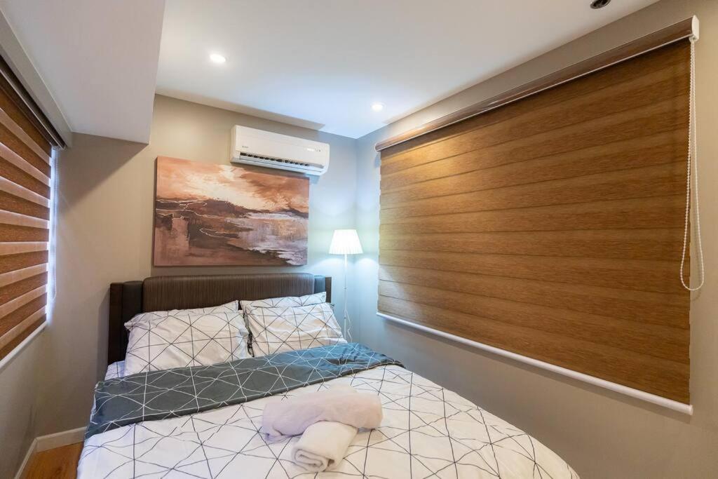 A2j Luxury Cinema 3br Loft Bgc Near High Street Manila
