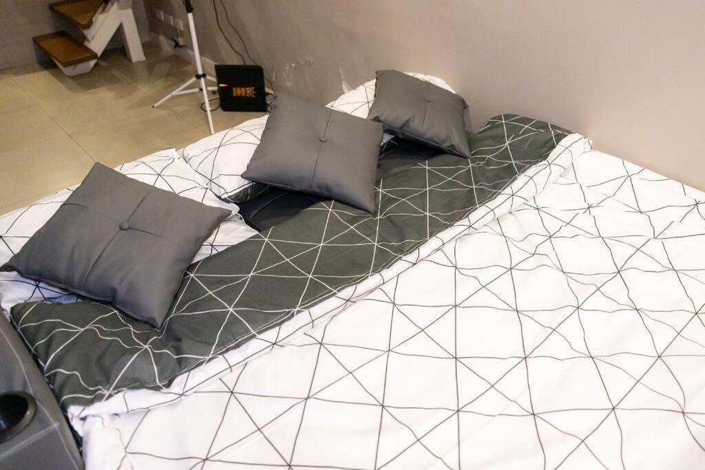 A2j Luxury Cinema 3br Loft Bgc Near High Street Manila