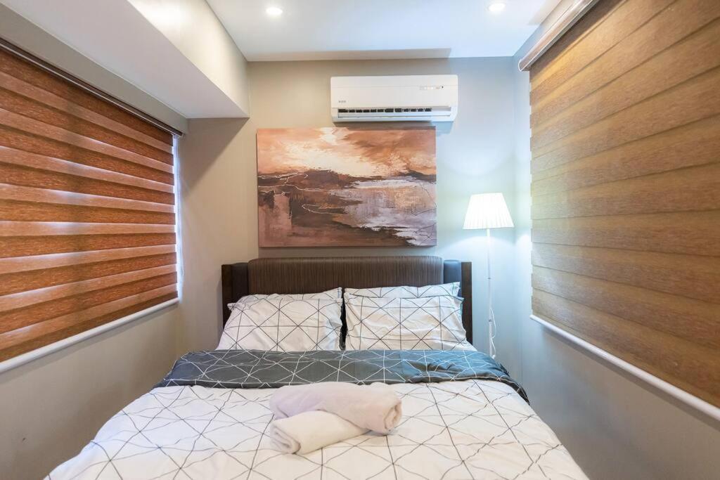 A2j Luxury Cinema 3br Loft Bgc Near High Street Apartment Manila