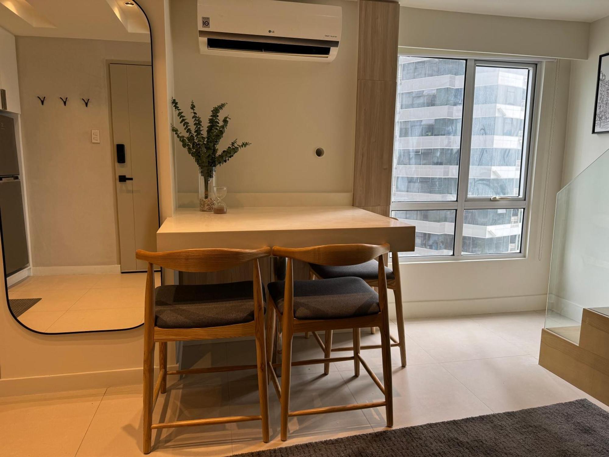 Dazzling Fully Furnished Unit Bgc W Pool Apartment *