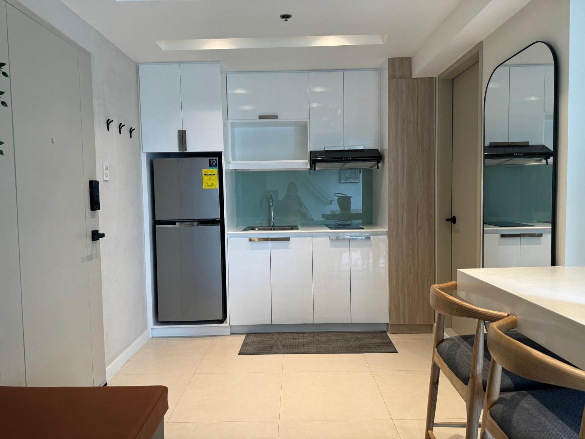 Dazzling Fully Furnished Unit Bgc W Pool *