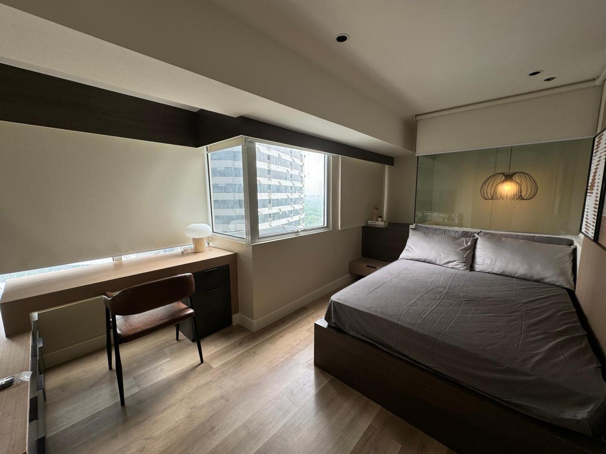 Dazzling Fully Furnished Unit Bgc W Pool Apartment *