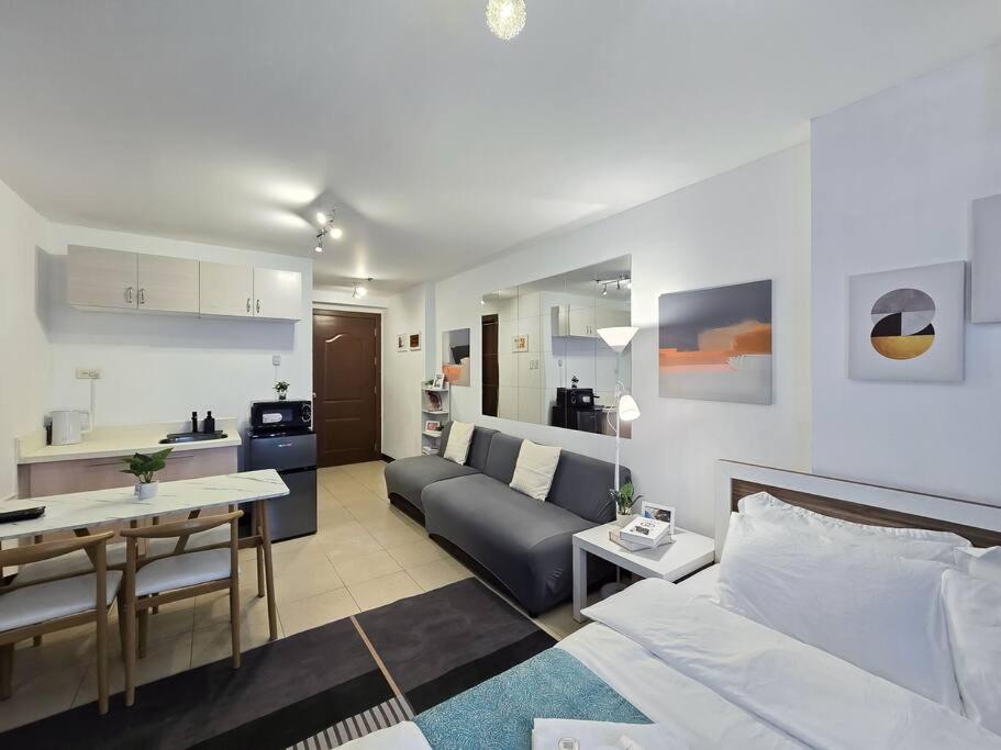 1br Condotel Ridgewood Towers Taguig #rw14 *