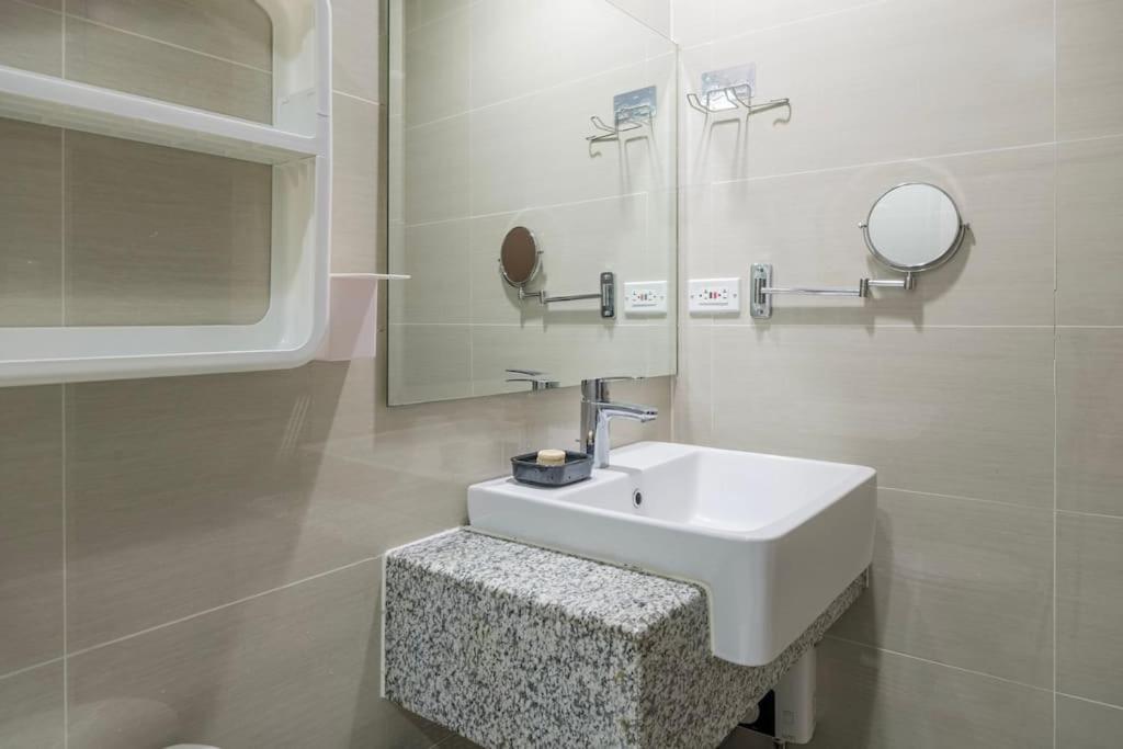 Stayhere The Florence Luxe 1br Near Venice Mall Manila