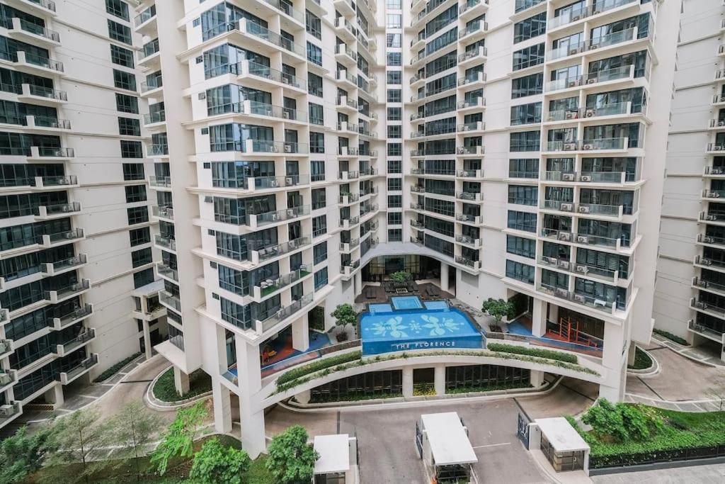 Stayhere The Florence Luxe 1br Near Venice Mall Apartment Manila