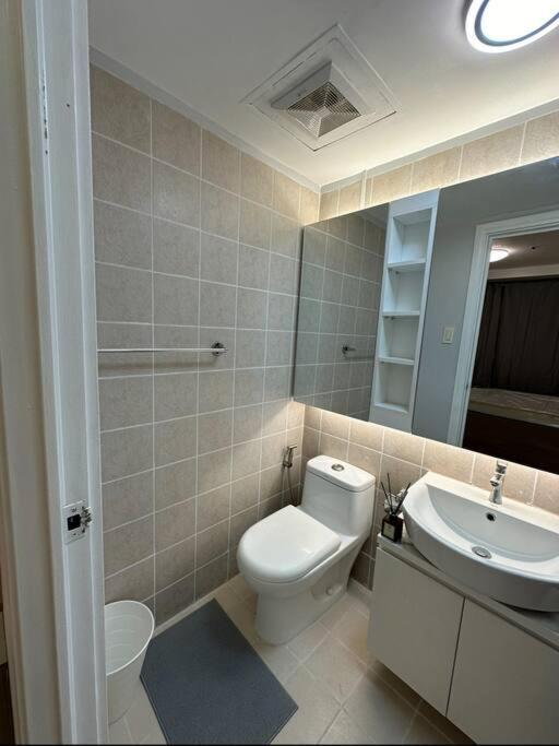 Apartment Spacious 2-bedroom Corner Unit Across Shangri-la *