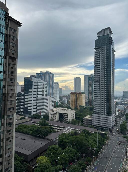 Spacious 2-bedroom Corner Unit Across Shangri-la *