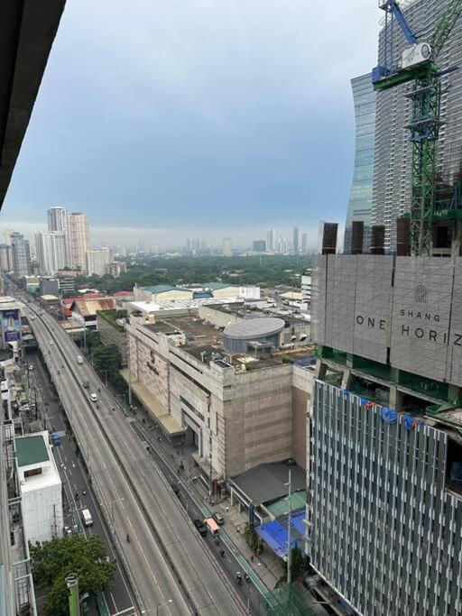 Apartment Spacious 2-bedroom Corner Unit Across Shangri-la Manila