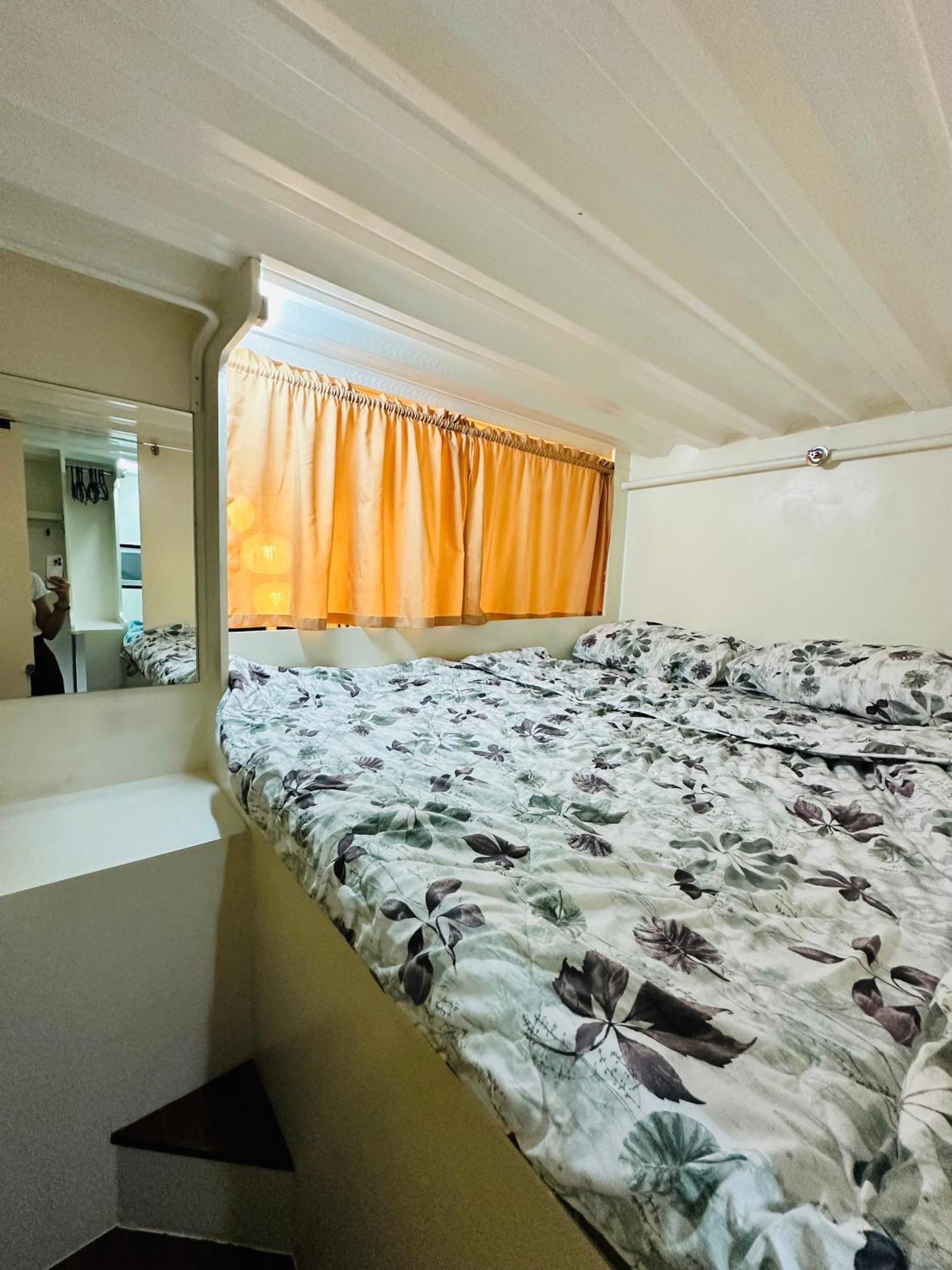 Urban Loft 2 Beds With Balcony Apartment *