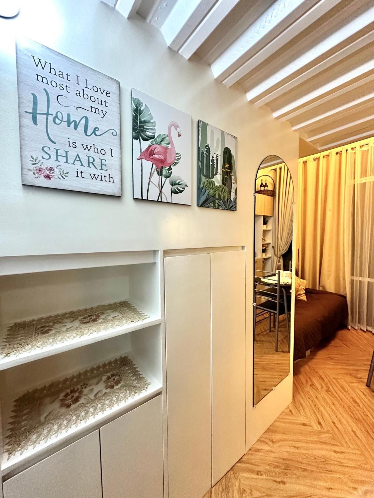 Urban Loft 2 Beds With Balcony Apartment *