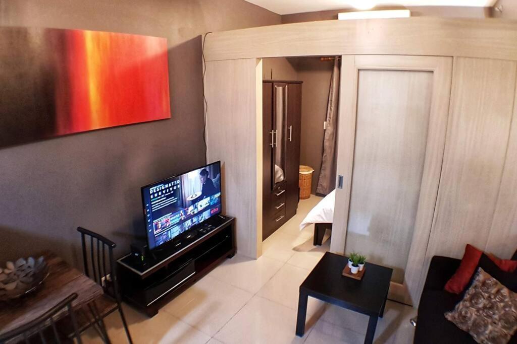 Homey Makati Unit With Netflix * Manila