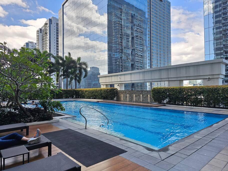The Infinity Towers In Bgc - Spectacular 2br Near Hight Street Apartment Manila