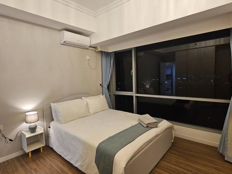 The Infinity Towers In Bgc - Spectacular 2br Near Hight Street Manila