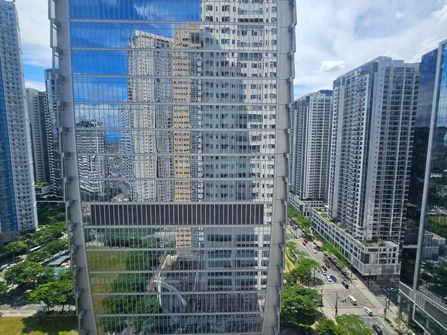 The Infinity Towers In Bgc - Spectacular 2br Near Hight Street Manila