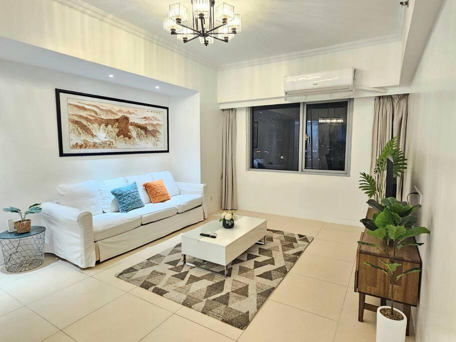 The Infinity Towers In Bgc - Spectacular 2br Near Hight Street Apartment Manila