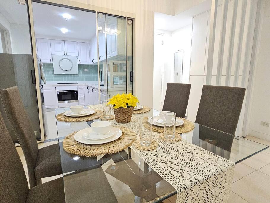 The Infinity Towers In Bgc - Spectacular 2br Near Hight Street Manila